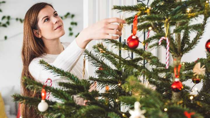 De luces a campanas: ¿Cuál es el significado de los adornos navideños y por qué deben estar en tu árbol de Navidad?