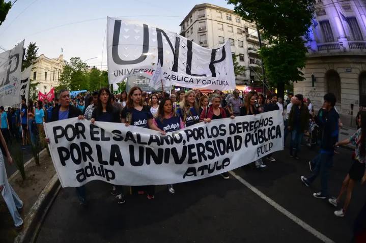 Docentes universitarios convocan a un paro nacional de 72 horas en reclamo de mejoras salariales