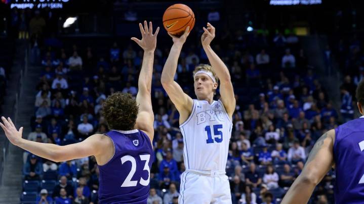 Richie Saunders scores 20 to lead No. 8 BYU to 98-53 victory over Holy Cross