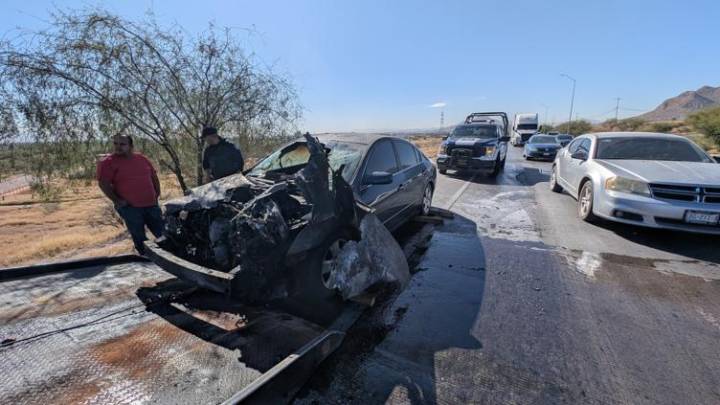 Alcanzan a orillarse; Altima incendiado en carretera Aldama 🎦