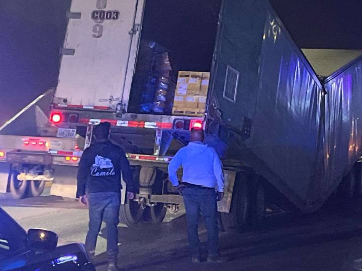 Se parte en dos tráiler y causa caos vial en el bulevar Juan Pablo II