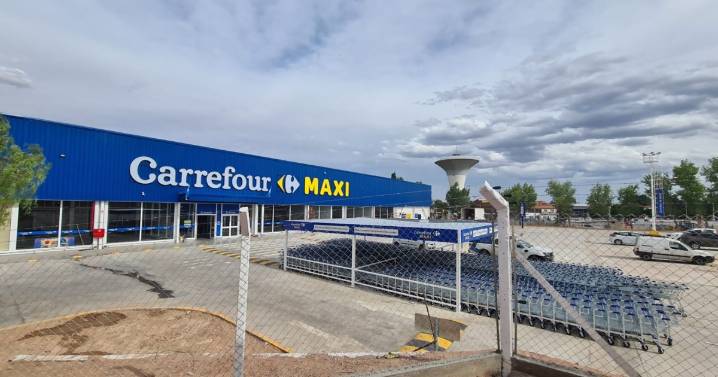 Una sucursal de la cadena Carrefour Maxi abre sus puertas al público en Plaza Huincul