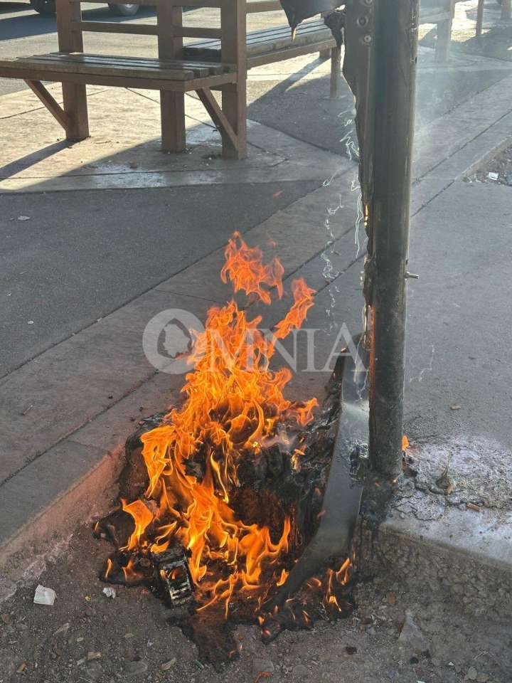 Adictos prenden fuego a botes de la basura del Poder Judicial, tras bajas temperaturas