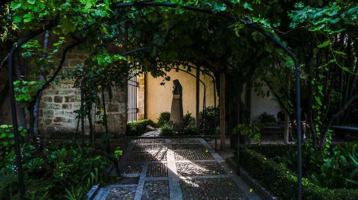 Las rachas de viento cierran parques y jardines en la capital