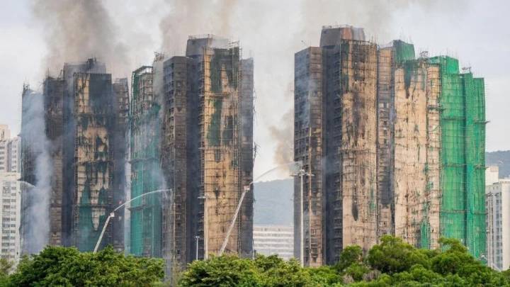 Detienen a dos directores y un asesor de constructora por incendio en edificios de Hong Kong; suman 83 muertos