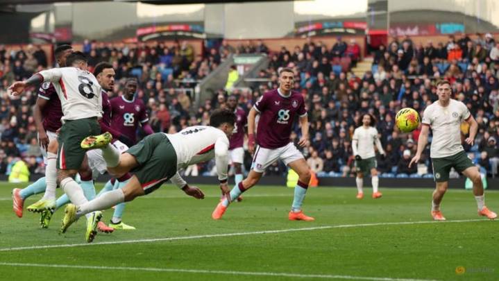 Chelsea close gap on leaders Arsenal with 2