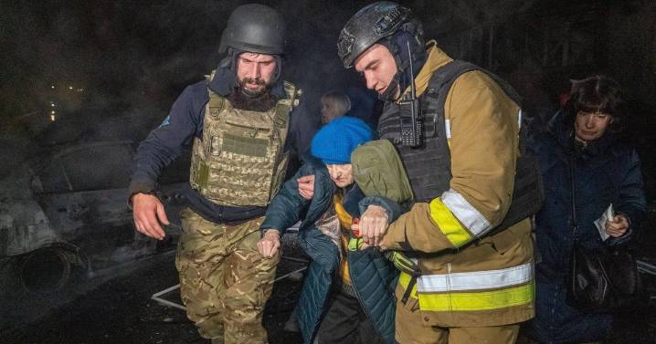 Russian barrage kills 20 in Ukraine city as Zelenskyy holds talks with Turkish leader