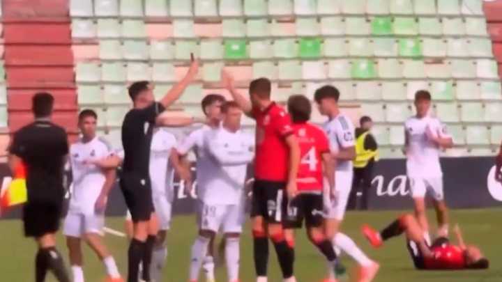 La brutal patada de un jugador del Castilla a uno del Mérida que ha provocado una espectacular tangana y la expulsión de Arbeloa