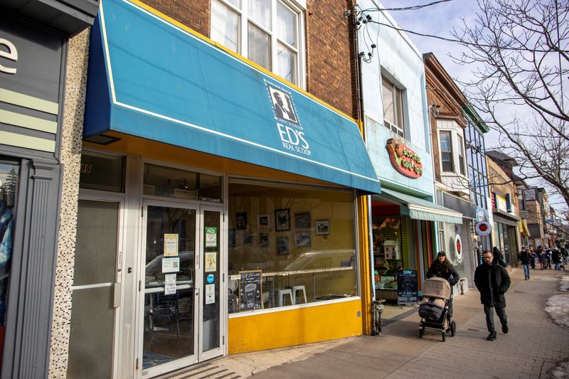 Canada's job market surprisingly expands, unemployment falls in October