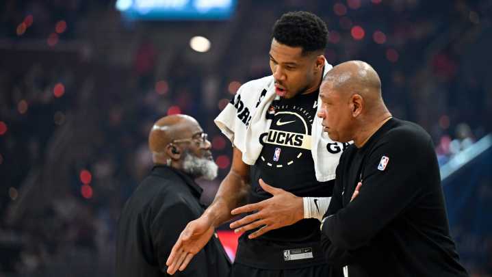 Giannis Antetokounmpo exits vs. Cavaliers with groin injury