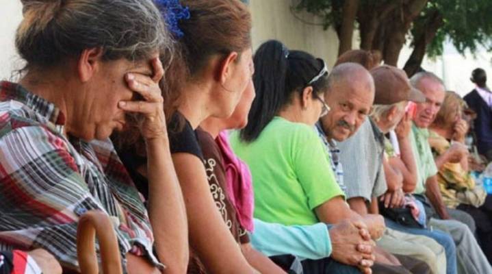 Adulto mayor usa remedios caseros por no poder pagar medicinas