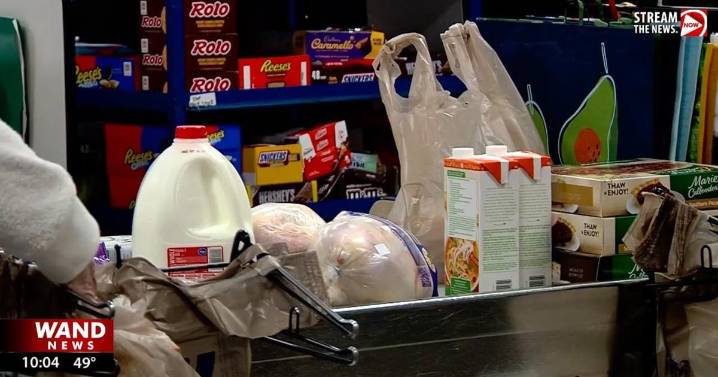 Shoppers wrap up last-minute grocery shopping as Thanksgiving approaches