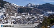 Parece los Alpes, pero está en España: el bonito pueblo de montaña perfecto para una escapada en Navidad
