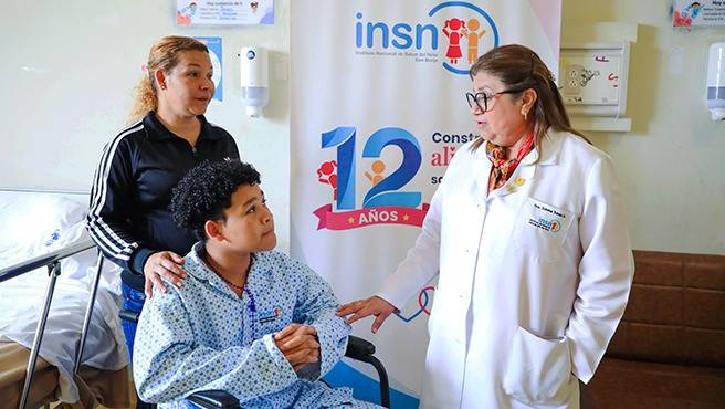 Minsa realiza primera prótesis de cadera pediátrica en Perú y devuelve movilidad a menor de 14 años