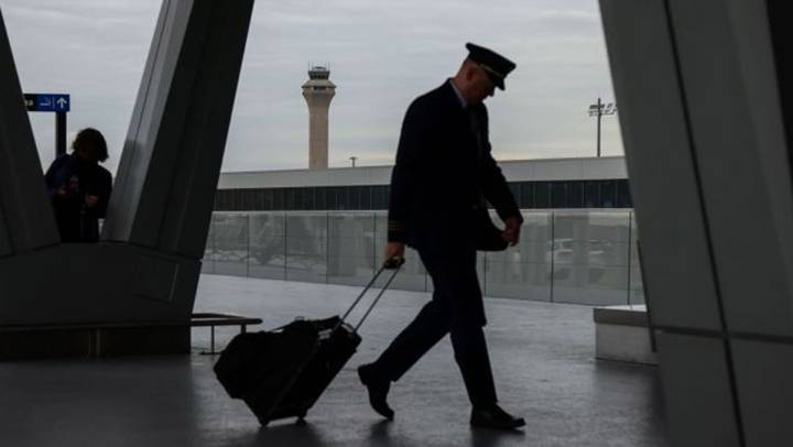 Aeropuertos en EEUU reportan retrasos a un día de la reducción del 10 % en actividad aérea