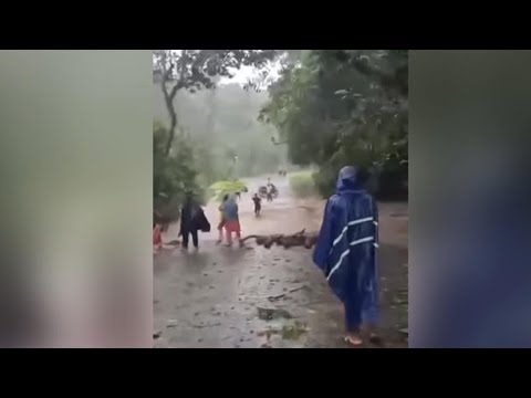 Water levels rising on streets in Philippines with Typhoon Uwan (Fung
