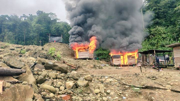 Ecuador desmantela 30 campamentos de minería ilegal en la frontera con Colombia (VIDEOS)