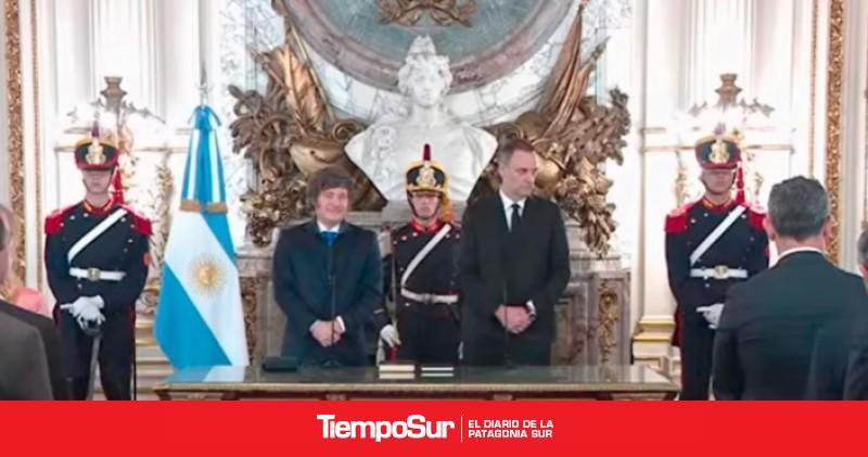 Ante la plana mayor Javier Milei le tomó juramento a Manuel Adorni, quien asumió la Jefatura de Gabinete