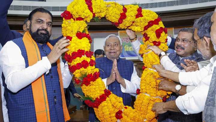 Live: Nitish Kumar, over 20 ministers to be sworn in at 11.30 am, PM Modi in attendance