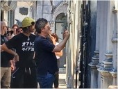 Noel Gallagher en Argentina: las imágenes de su visita al Cementerio de la Recoleta y el recorrido por La Bombonera