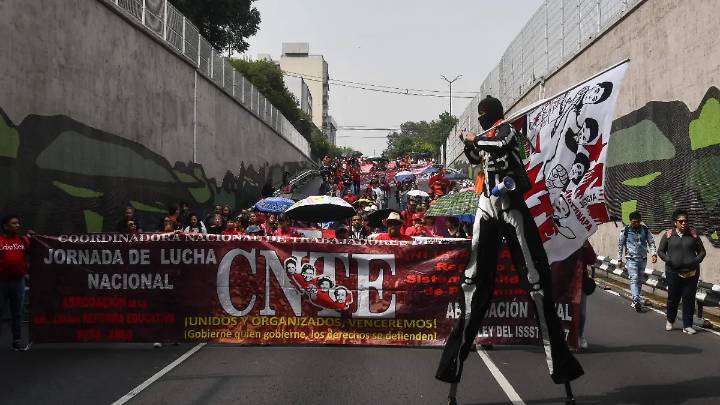 Blindan Zócalo previo a marchas de la CNTE, Movimiento del Sombrero y Generación Z