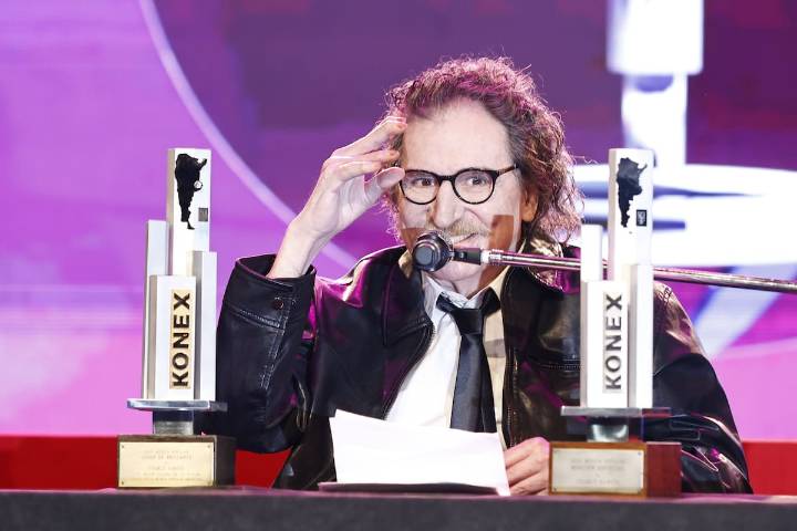 ¡Brillante! El astro del rock argentino recibió el galardón mayor de los premios Konex