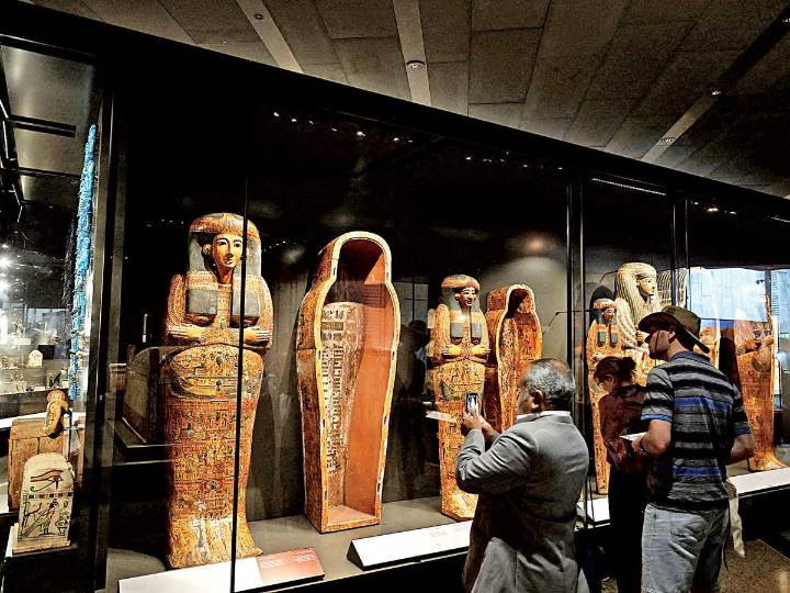 El público abarrota el Gran Museo de Egipto; exhiben dos féretros momificados