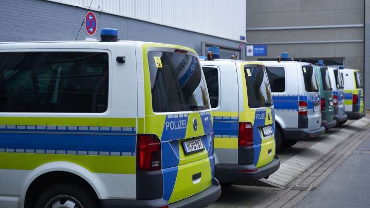 Detenido por pintar esvásticas con su propia sangre en numerosos coches y fachadas