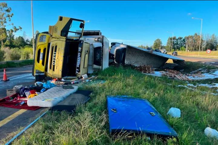 Conductor alcoholizado volcó un camión sobre la Autovía Artigas y huyó