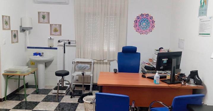 Amenazan de muerte a la médica de Darro que ejerce en el centro de salud okupado por una familia en la planta superior