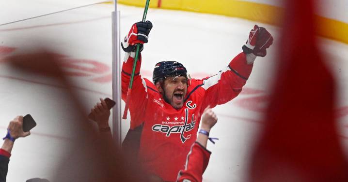 Alex Ovechkin scores his 900th NHL goal with the Capitals
