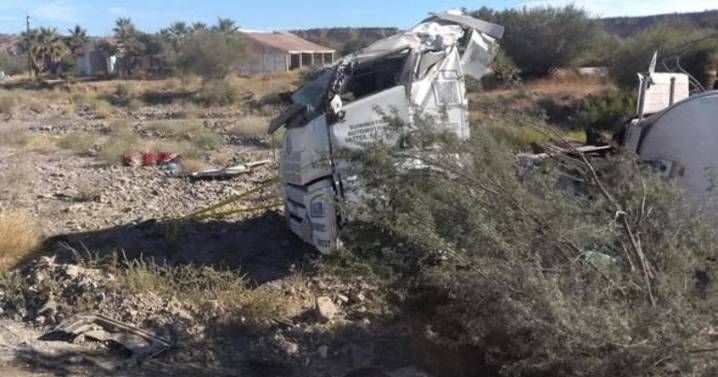 Vuelca pipa con hidrocarburos en la carretera transpeninsular de BCS; hay un muerto