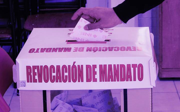 Posponen discusión de reforma que permitiría revocación de mandato en 2027