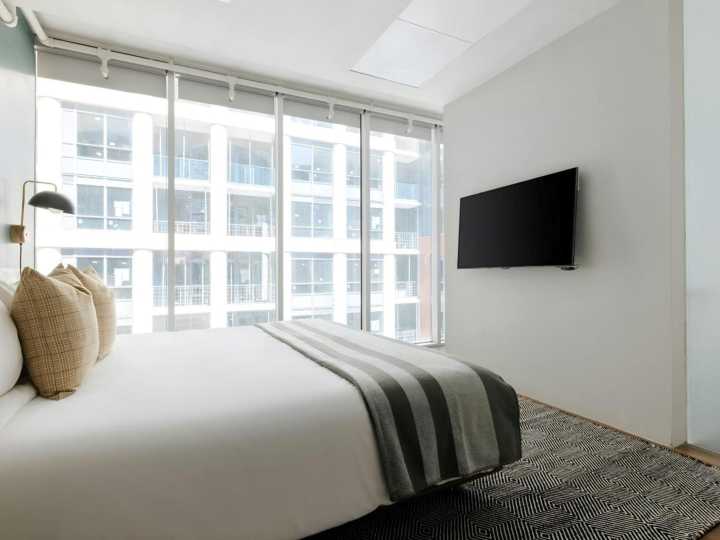 Del lujo a la calle: miles huéspedes fueron echados en minutos por el cierre y colapso de una cadena hotelera con más de 7 mil alojamientos