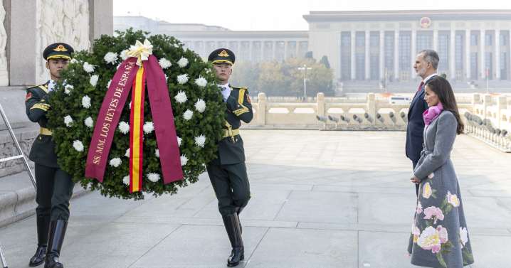 El Gobierno fuerza una ofrenda floral sin precedentes de los Reyes en la plaza de Tiananmen