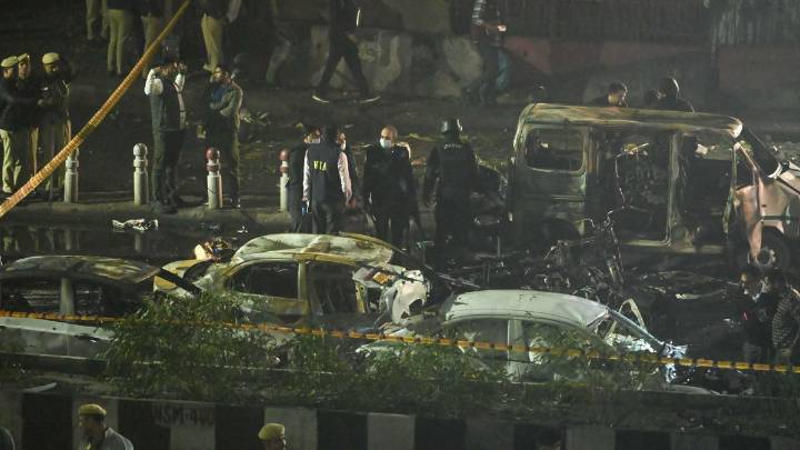 Home Ministry hands over Delhi blast case to NIA, suspects terror angle