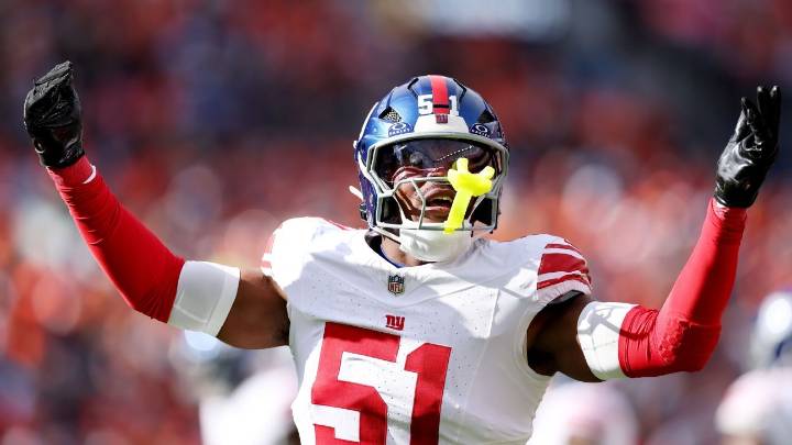 Source: Abdul Carter asleep during Giants' walk