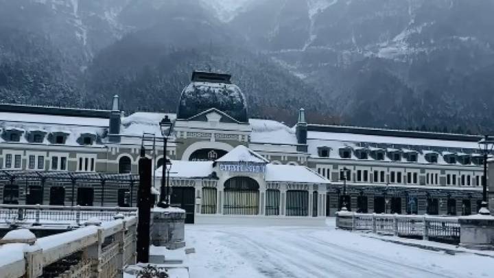 Canfranc en unas imágenes de postal: pura magia bajo la nieve