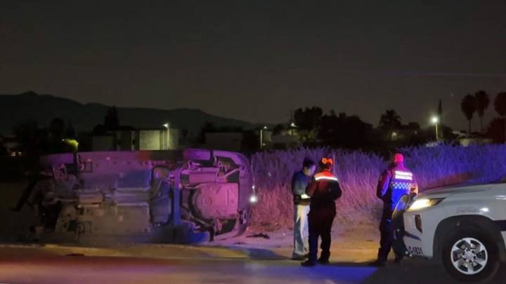 Joven conductor destroza su auto en accidente con volcadura sobre el bulevar Colosio