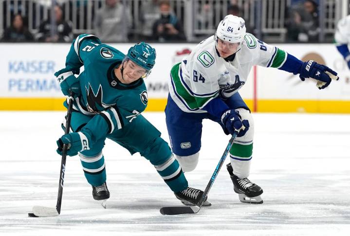 Goal awarded after NHL’s official review helps Sharks win penalty