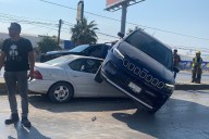 Tres vehículos chocan en cadena sobre el bulevar Revolución; camioneta terminó sobre un auto