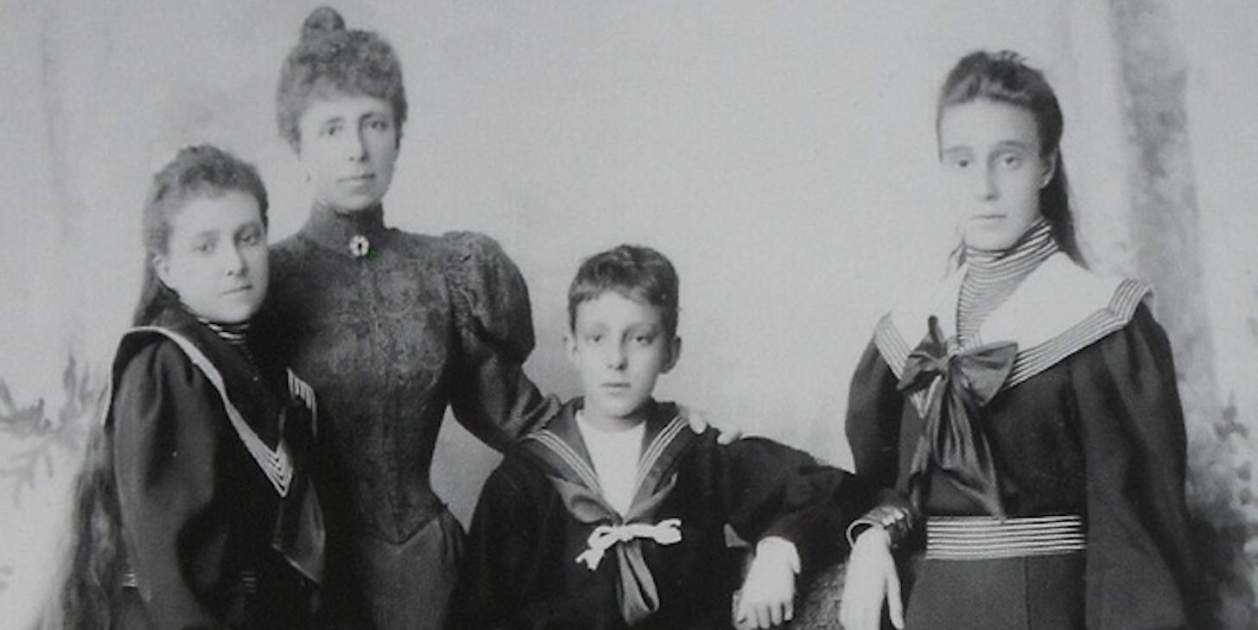 María Cristina, embarazada del difunto Alfonso XII, toma el poder a la espera del parto