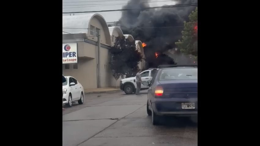 Se prende fuego el Hiper de la Cooperativa Obrera: mirá las imágenes