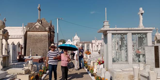 Visita de 60 mil personas a panteones