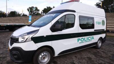 Imputan a tres policías por llevar droga y panfletos del ELN en vehículo oficial en Bogotá