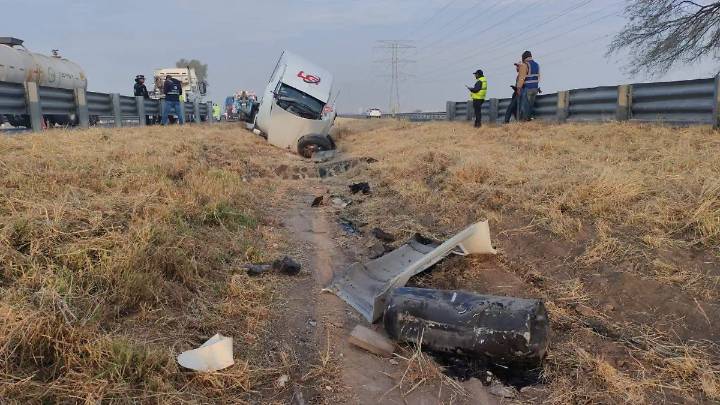 Tráiler sale de camino en autopista León