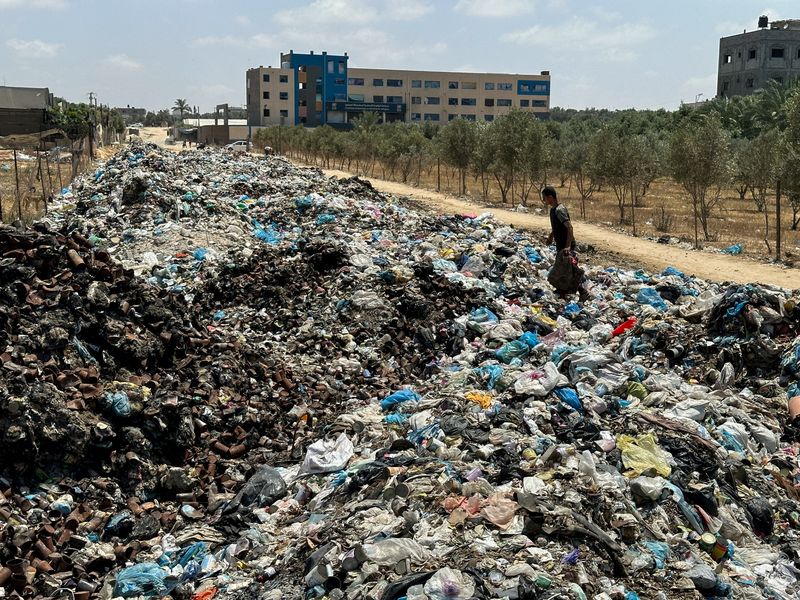 Piles of garbage and seeping sewage pollute devastated Gaza