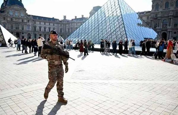 Reforzarán el Louvre; pide conde restituir joyas