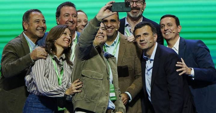 Más de 300 almerienses arropan a Juanma Moreno en el Congreso del PP en Sevilla