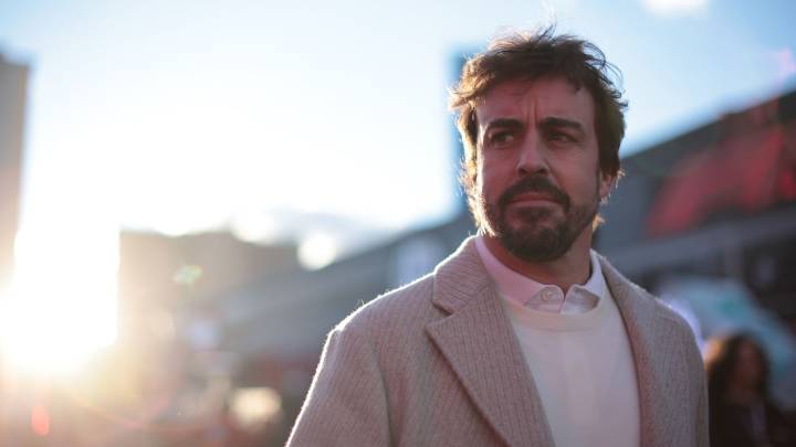 Fernando Alonso encara agotado la última maratón de 2025, su "año en medio de la nada"